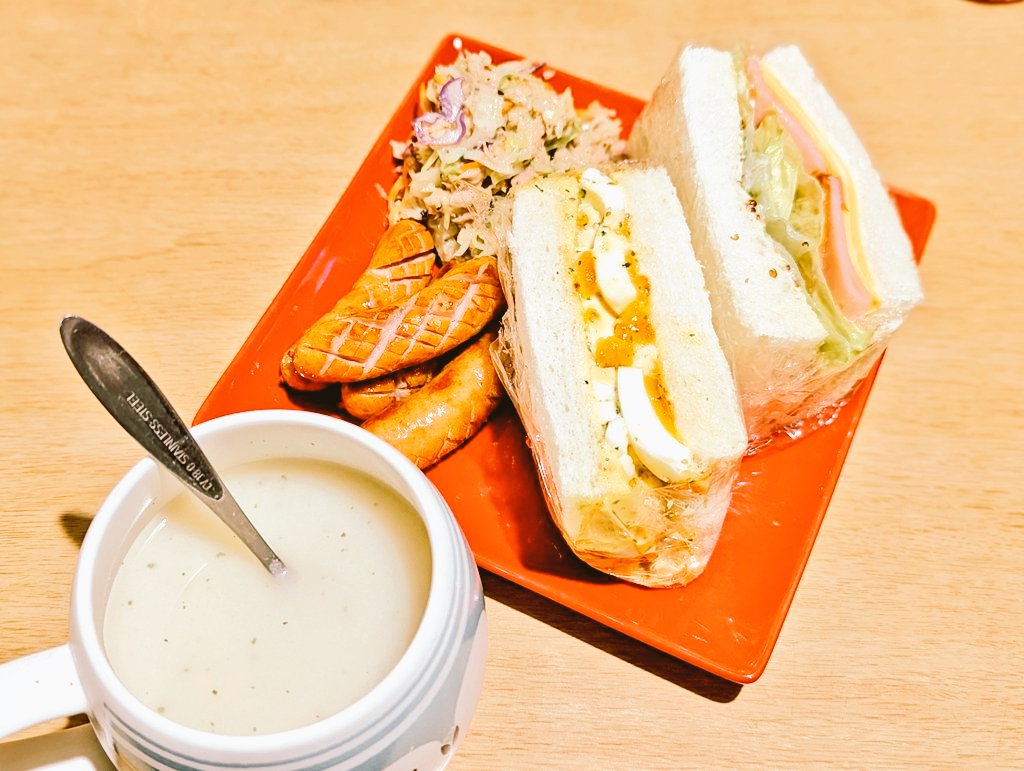 MarronTree's tweet image. そういえば忘れてたので

一昨日夜は
エビはんぺんひき肉の生春巻き包み焼きで、巨大エビチリ
タコスチップス アボカドディップ&amp;amp;タコスソース添え
クリームたらこパスタ

朝は2種のサンドイッチのワンプレート

夕方に……シーフードヌードルBIGとノーマルのカニカマ見比べ食べ比べやって夕飯作らずwww