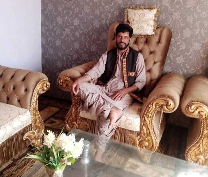 KhanTagrani1's tweet image. سوراب، محمد شعیب ولد محمد اسلم ہارونی فورسز کے ہاتھوں جبری لاپتہ

گزشتہ شب ایک بجے کے قریب سوراب گریڈ اسٹیشن لنک روڈ سے تین گاڑیوں پر مشتمل سول کپڑوں میں ملبوس اداروں کے مسلح افراد نے محمد اسلم کے گھر میں گھس کر اس کے بیٹے محمد شعیب کو زبردستی اپنے ہمراہ لے گئے۔