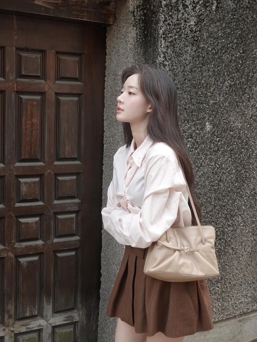 c_yoonjiiii's tweet image. Today’s mood: warm tones and quiet confidence ♡♡