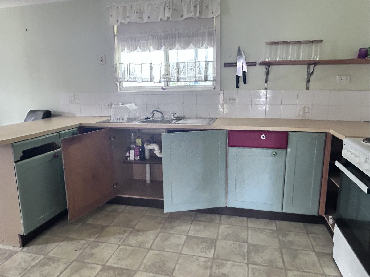 lainie_york's tweet image. Not much but it’s a start … yeah 14 years later I’ll do this on my own renovation started a bit back the tenant had to #getout now I can hopefully get this done the kitchen is on its way the flooring be ordered this week