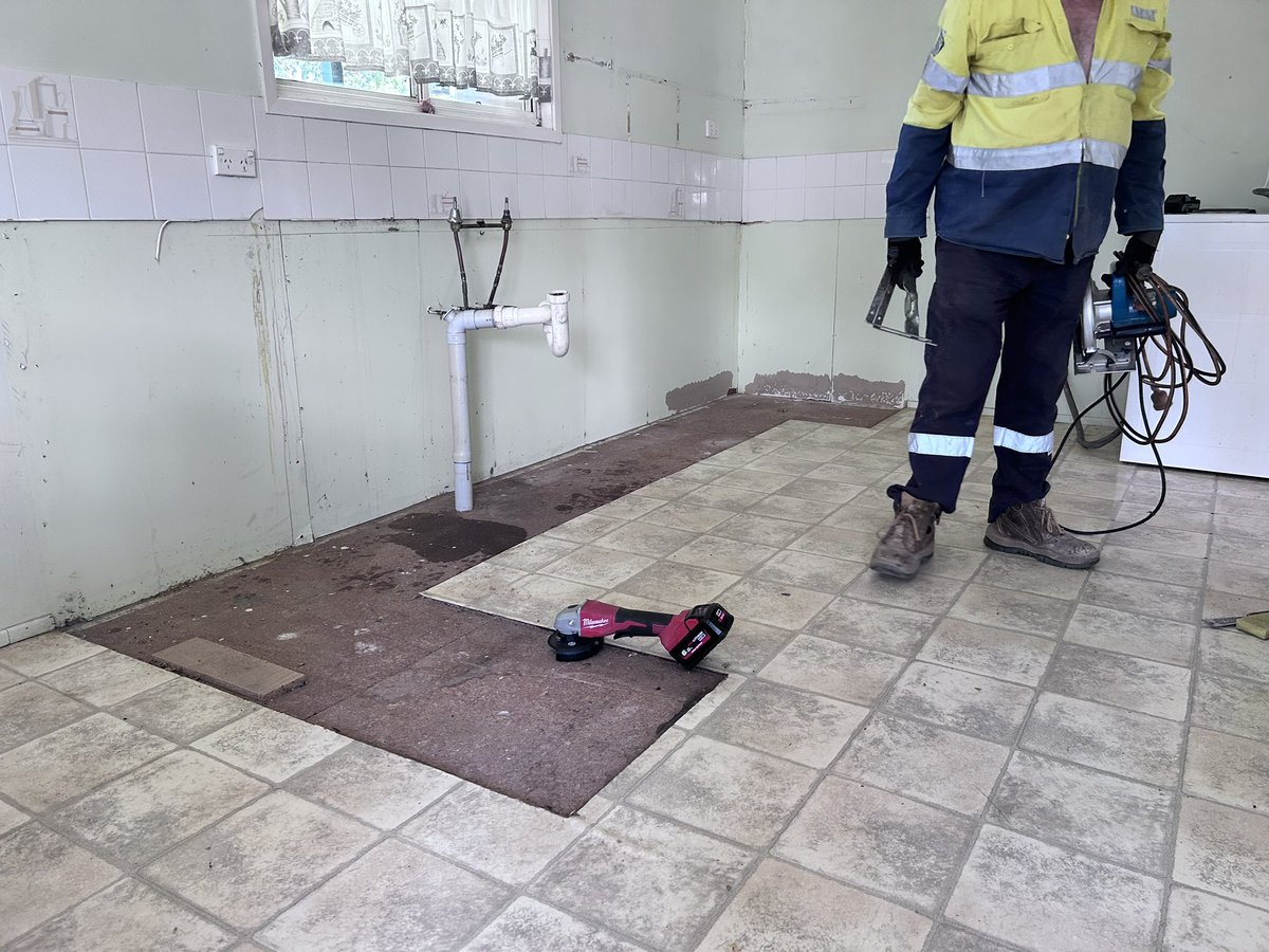 lainie_york's tweet image. Not much but it’s a start … yeah 14 years later I’ll do this on my own renovation started a bit back the tenant had to #getout now I can hopefully get this done the kitchen is on its way the flooring be ordered this week