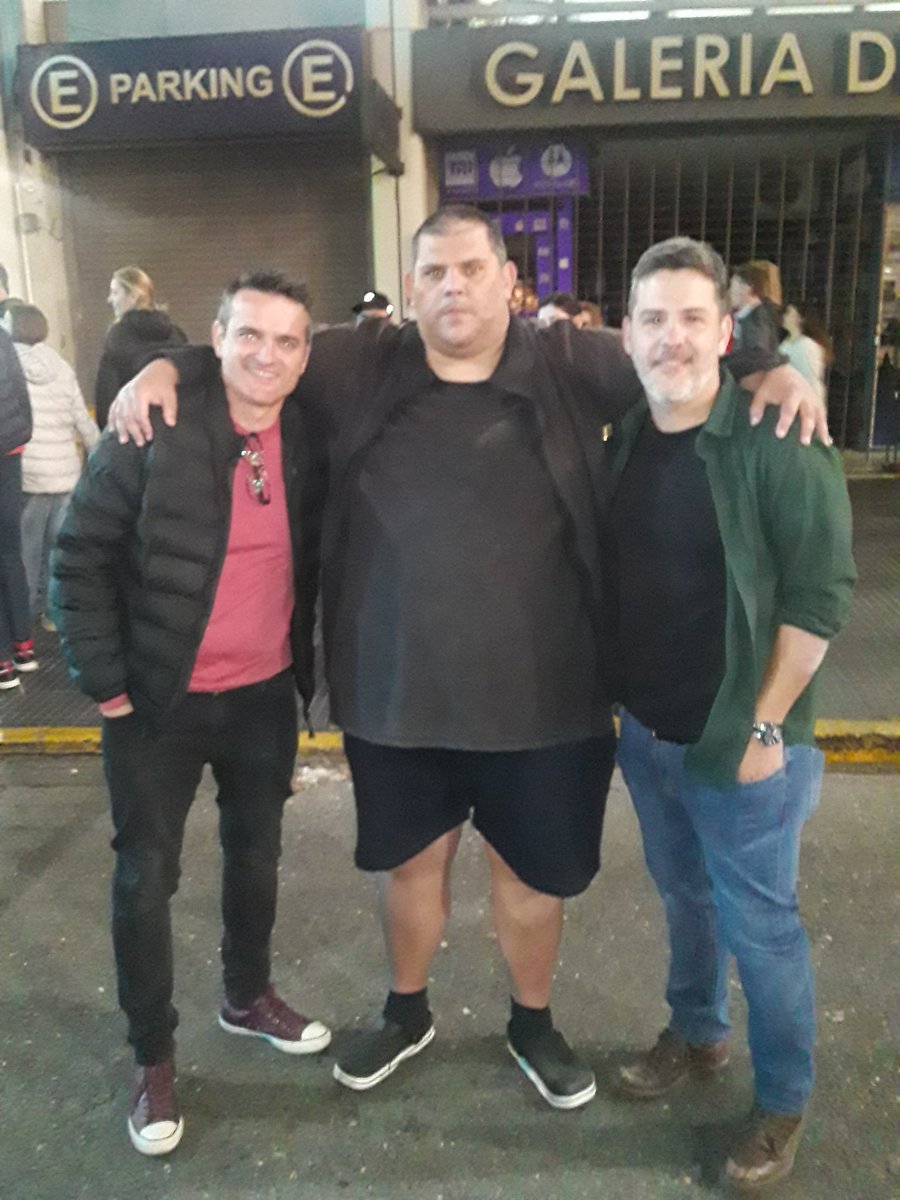 Con <a href="/alejosantander_/">Alejo Santander</a> de <a href="/telefenoticias/">Telefe Noticias</a> y <a href="/sergiofarella/">Sergio Farella</a> de <a href="/todonoticias/">TN - Todo Noticias</a> en la Noche de las Librerías!!!