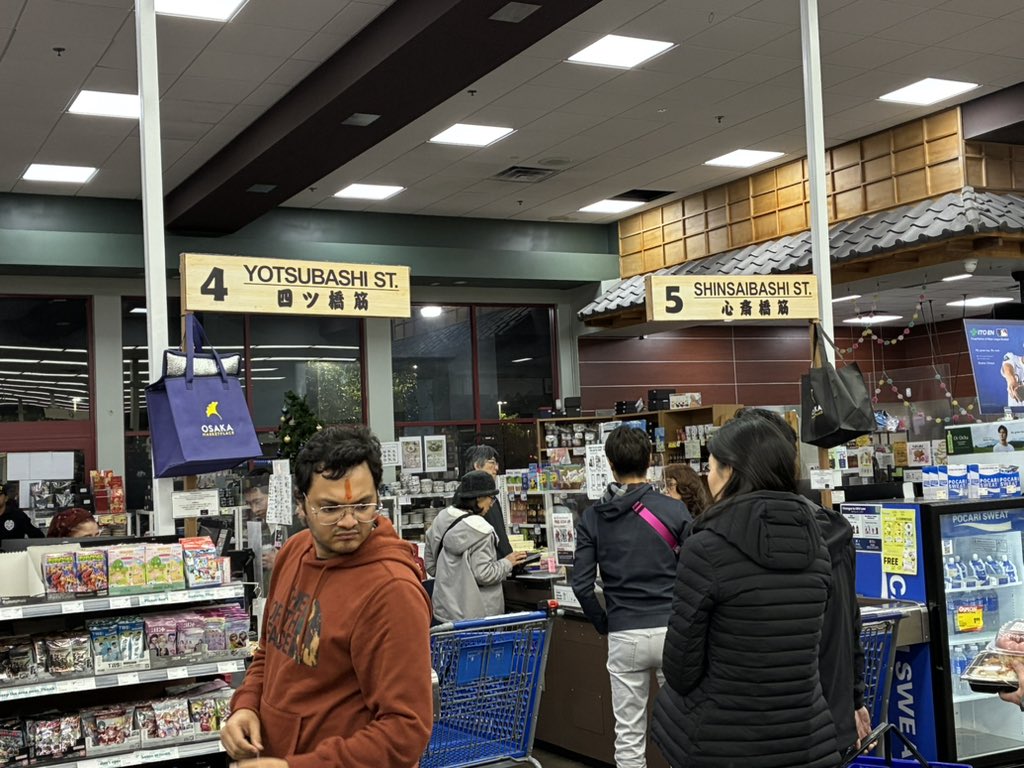 9Poovm0's tweet image. 実は初訪問の大阪マーケットプレイス、レジの番号が堺筋とか御堂筋とか書いてあって笑ってしまった