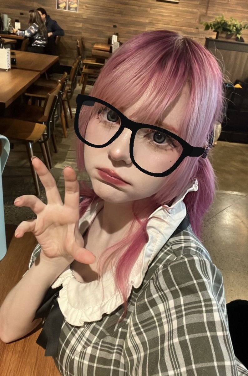 prettyinpiqi's tweet image. cosplay               vs                daily