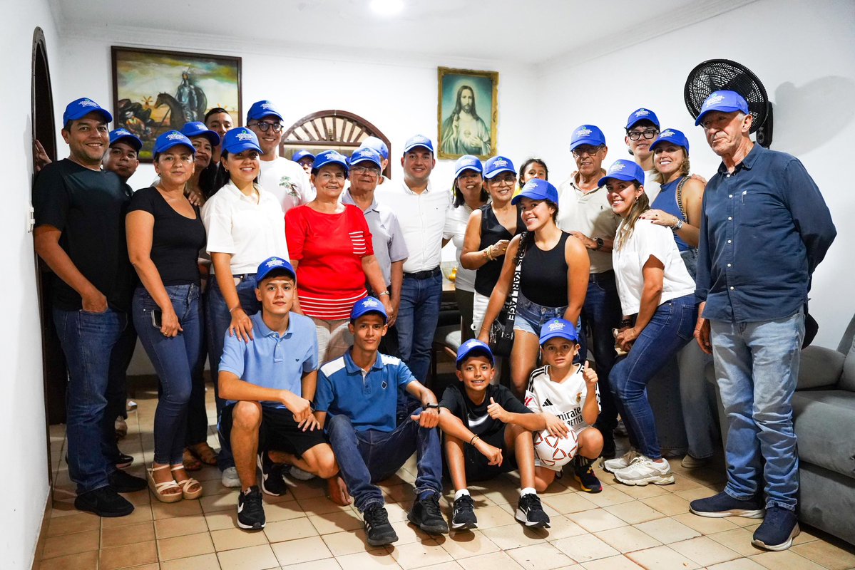 DanielRestrepoC's tweet image. Llegamos a la casa de la familia Meneses González en #Cúcuta, donde disfrutamos de un buen café, un típico pastel de garbanzo. 🤤🤤

Gracias por la conversación, el cariño y la acogida. Vamos a seguir trabajando y construyendo juntos por este territorio.