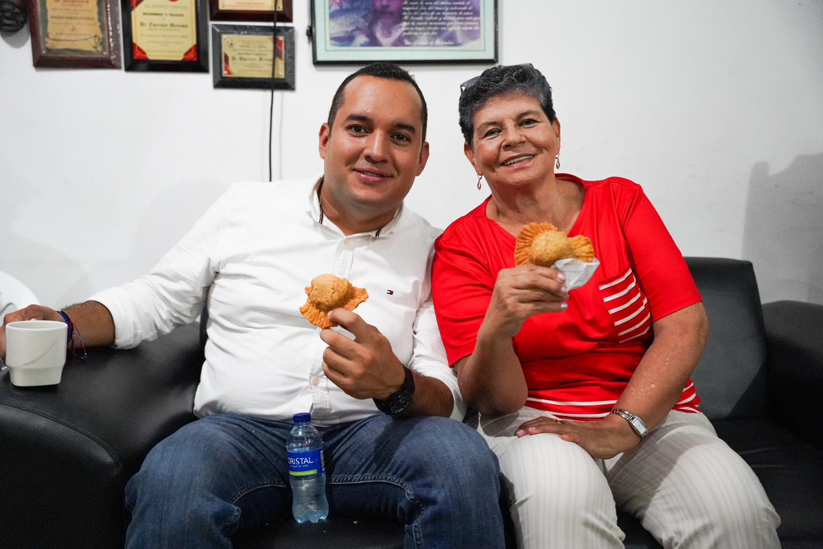 DanielRestrepoC's tweet image. Llegamos a la casa de la familia Meneses González en #Cúcuta, donde disfrutamos de un buen café, un típico pastel de garbanzo. 🤤🤤

Gracias por la conversación, el cariño y la acogida. Vamos a seguir trabajando y construyendo juntos por este territorio.