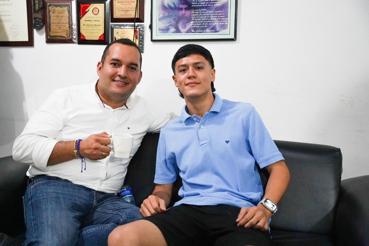 DanielRestrepoC's tweet image. Llegamos a la casa de la familia Meneses González en #Cúcuta, donde disfrutamos de un buen café, un típico pastel de garbanzo. 🤤🤤

Gracias por la conversación, el cariño y la acogida. Vamos a seguir trabajando y construyendo juntos por este territorio.