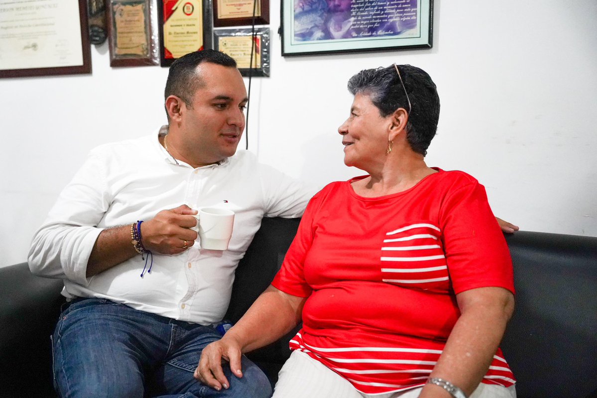 DanielRestrepoC's tweet image. Llegamos a la casa de la familia Meneses González en #Cúcuta, donde disfrutamos de un buen café, un típico pastel de garbanzo. 🤤🤤

Gracias por la conversación, el cariño y la acogida. Vamos a seguir trabajando y construyendo juntos por este territorio.