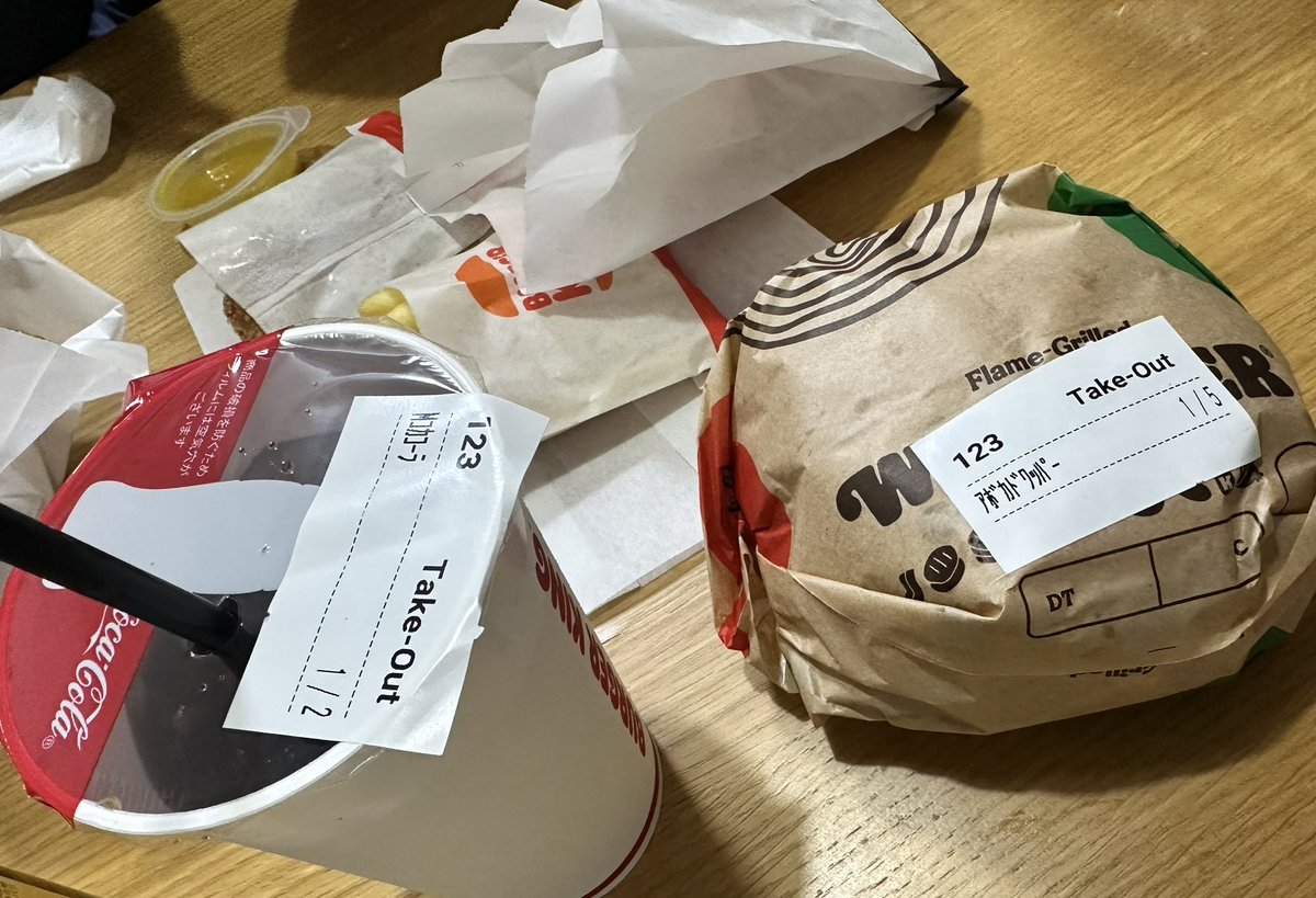 vifsWaSddrCitsk's tweet image. バーガーキング@BURGERKINGJAPAN でがっかりした事

注文してから商品が出てくるまでの段取りが悪く
・ハンバーガーは冷めている
・ドリンクは炭酸が抜け氷が溶けて薄くなっている
と、明らかに作り置きや放置があったとしか思えない状態だった。
これは教育や役割分担ができてないのが原因だね