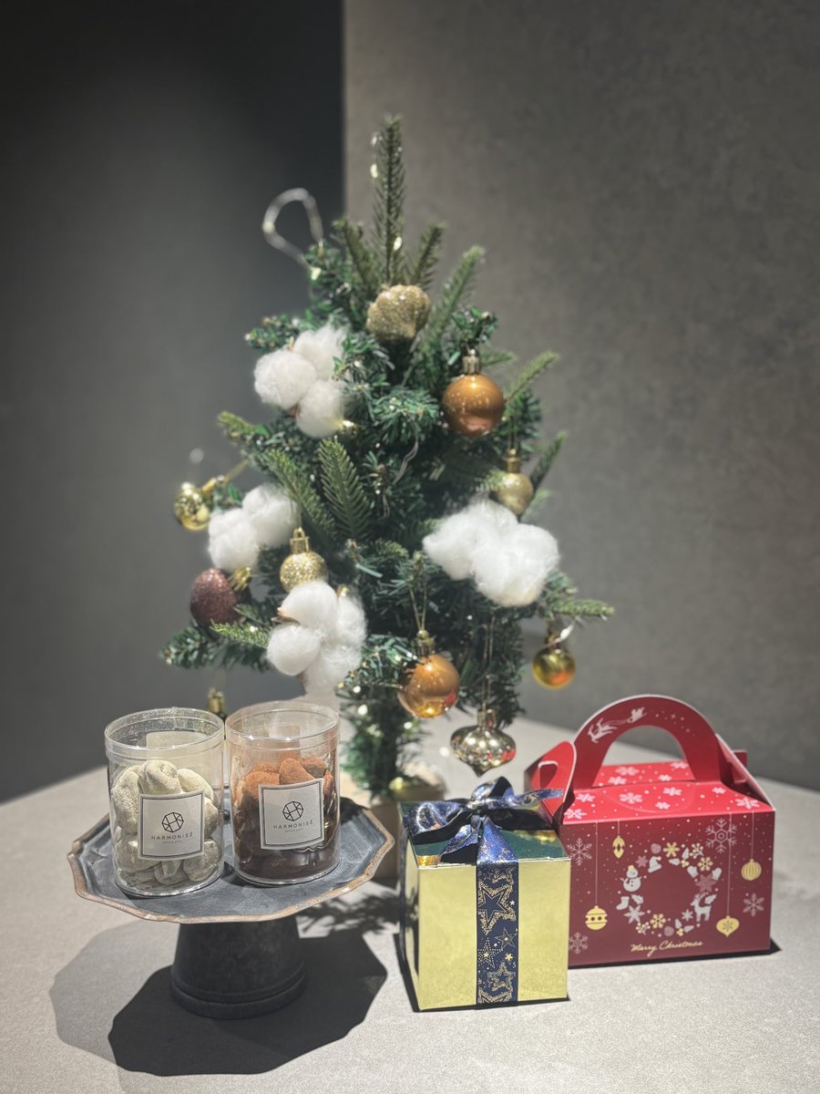 HARMONISE2023's tweet image. 【アルモニゼのクリスマスギフト】
フィナンシェ、レモンケーキなど人気の焼き菓子を
クリスマス限定パッケージで詰め合わせました🎁✨

成城学園本店・渋谷マークシティにて販売中🎄
ホリデーシーズンの贈り物にぜひ。

 #焼き菓子  #フィナンシェ  #クリスマスギフト  #クリスマスケーキ