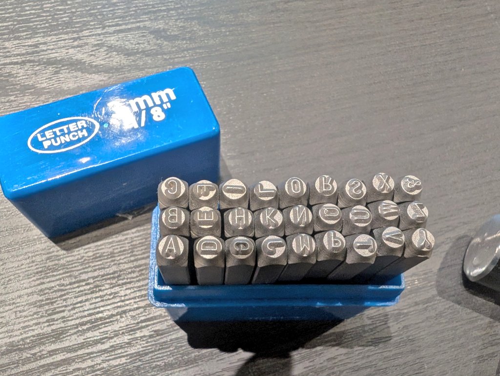 onigiri_ramen_6's tweet image. 僕のブースの隣では、フランス出身の方が｢Seed Keys｣というシードフレーズを金属プレートに打刻する為のキットを販売しています！
紙よりも耐久性が高いので、強力な自己保管をする事が出来ます！
seedkeys.xyz

#BITCOINTOKYO2025 #BUIDL  #DevDay #TBB