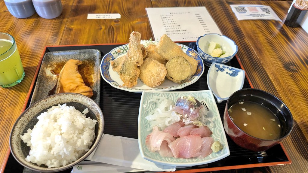 80seabass's tweet photo. 健康診断後の初飯は
shallowbee
よくばりセット
#shallowbee
#平塚港
社長美味しかったですご馳走様でした https://t.co/4v7o5ZWXXt