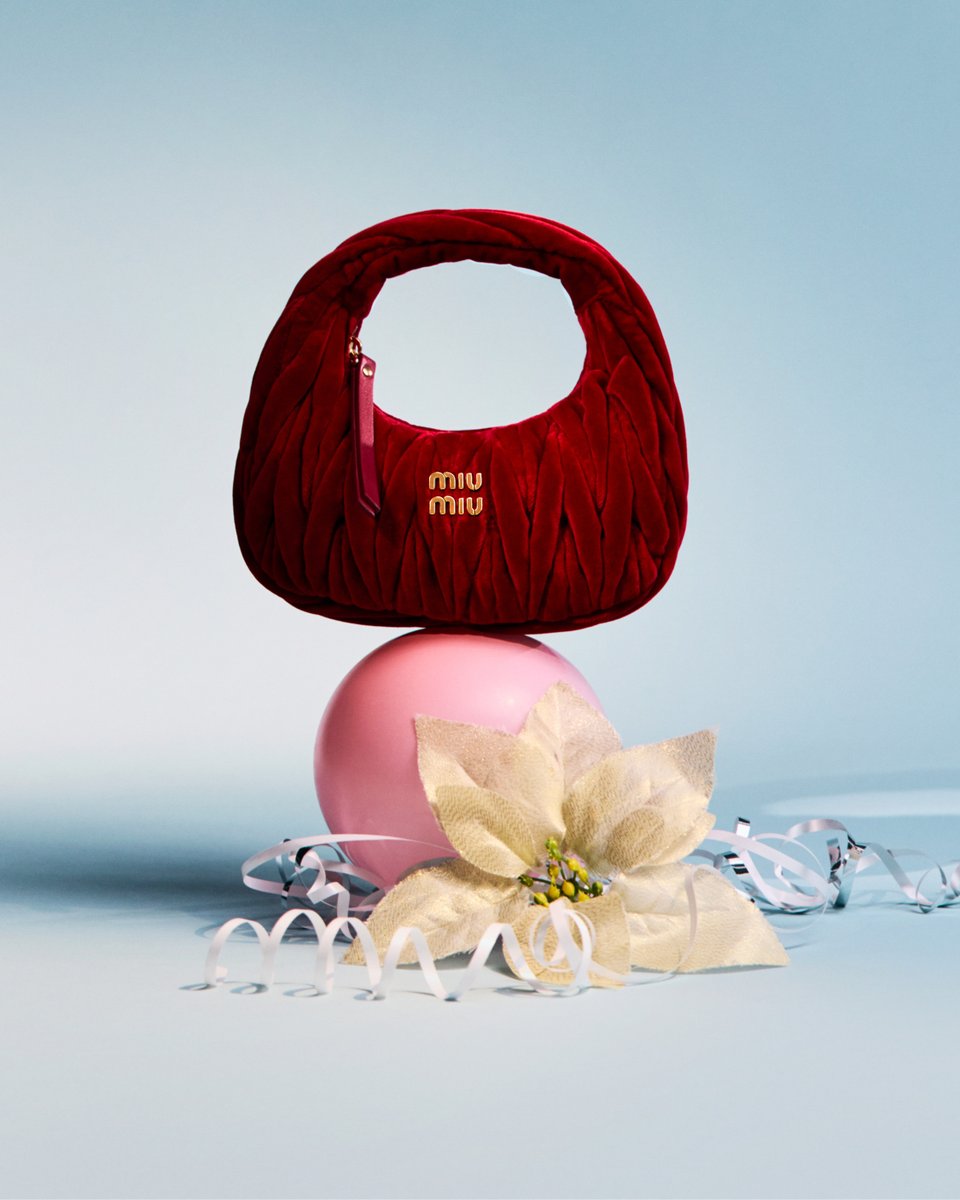 miumiu_japan's tweet image. アイコニックなタッチがホリデーシーズンを彩る、#ミュウミュウ 最新コレクション。

「ワンダー」バッグをはじめ、ギフトにもぴったりのアイテムをご覧ください。

tinyurl.com/8zy4t9cz 

Photographed by Dexter Lander
Styled by Lotta Volkova

#MiuMiu
#MiuMiuHoliday