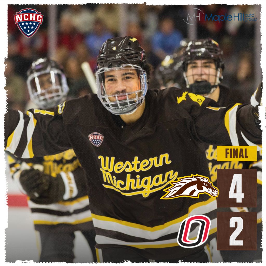 WMUHockey's tweet image. All smiles after a weekend sweep 😀 

#BroncosReign