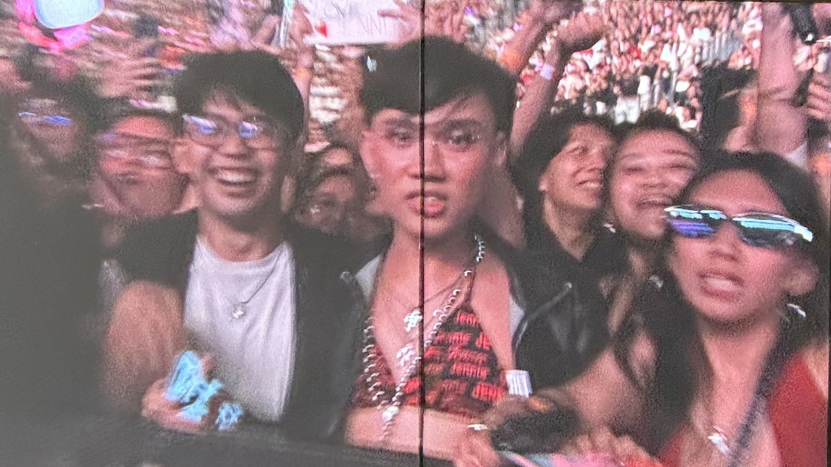 jennieaceitgirl's tweet image. im not even exaggerating when i say that during the dance challenge, there will always be one blink dressed as jennie shown at the screen 😭