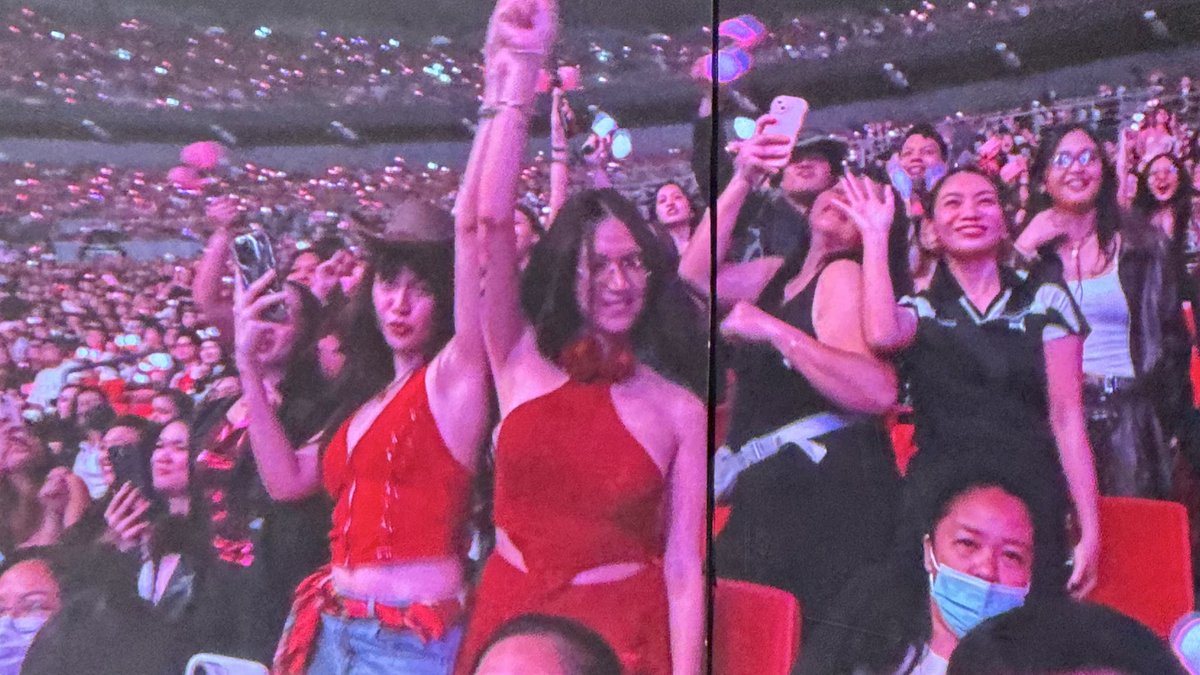 jennieaceitgirl's tweet image. im not even exaggerating when i say that during the dance challenge, there will always be one blink dressed as jennie shown at the screen 😭