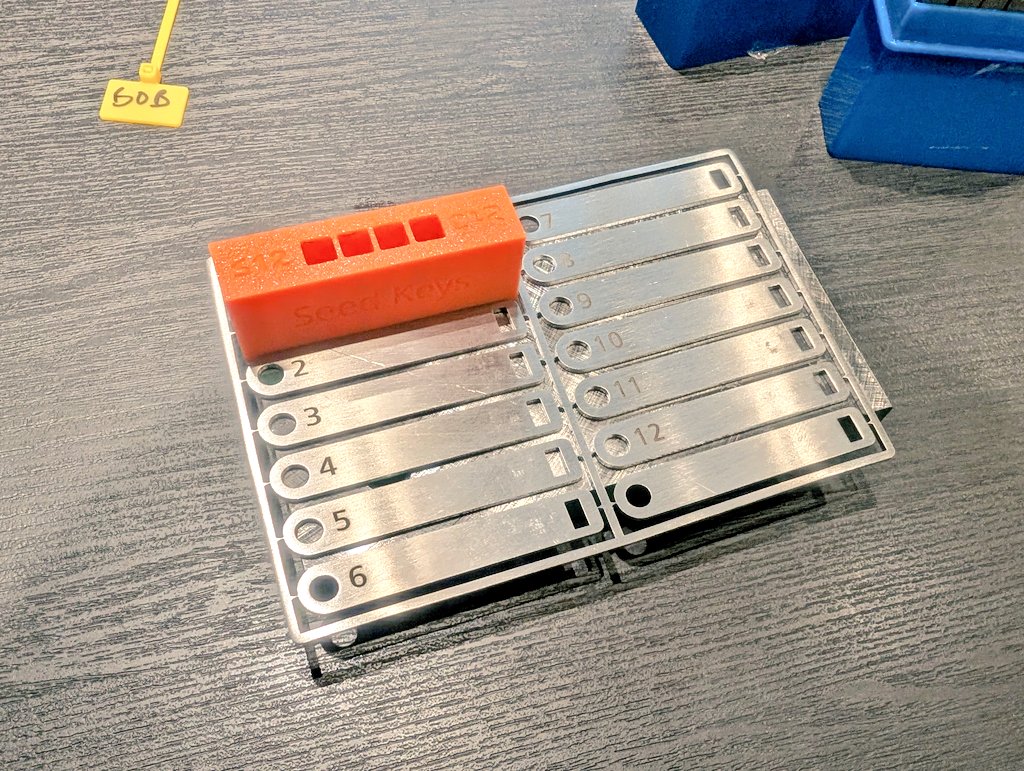 onigiri_ramen_6's tweet image. 僕のブースの隣では、フランス出身の方が｢Seed Keys｣というシードフレーズを金属プレートに打刻する為のキットを販売しています！
紙よりも耐久性が高いので、強力な自己保管をする事が出来ます！
seedkeys.xyz

#BITCOINTOKYO2025 #BUIDL  #DevDay #TBB