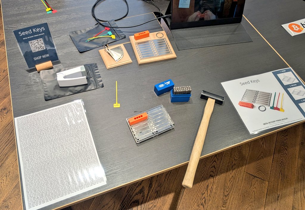 onigiri_ramen_6's tweet image. 僕のブースの隣では、フランス出身の方が｢Seed Keys｣というシードフレーズを金属プレートに打刻する為のキットを販売しています！
紙よりも耐久性が高いので、強力な自己保管をする事が出来ます！
seedkeys.xyz

#BITCOINTOKYO2025 #BUIDL  #DevDay #TBB