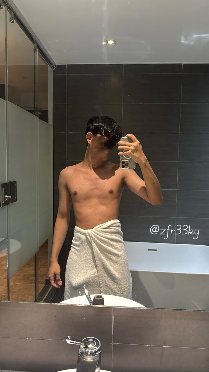 zfr33ky's tweet photo. here’s two version bcs why not?

SFW:                                         NSFW: https://t.co/cHQ4HF1akm