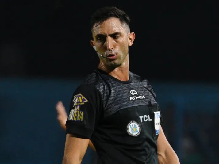 Por si alguno no lo recuerda, Nazareno Arasa es el mismo que dirigió Estudiantes-Barracas, el que le inventó dos penales a Instituto contra Argentinos, el que estuvo en River-Gimnasia y -de yapa- el que no le dio un penal tremendo a Morón contra Colón. Todo en los últimos 2 meses