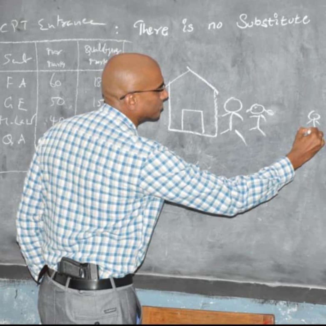 PadidelaM's tweet image. పేదరికం అంతం కావాలంటే 
అక్షరాబ్యాసం నేర్పిస్తూ జ్ఞాన సమాజం నిర్మించాలి - RSP 

@RSPraveenSwaero
#HappyBirthdayRSP #PrathignaDiwas