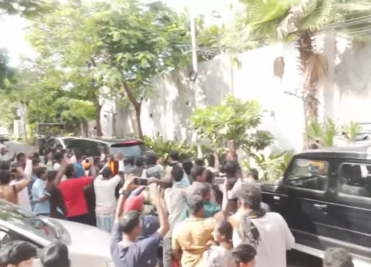 JUST IN: Thalapathy Vijay is now on his way to Kanchipuram for the indoor public meeting.