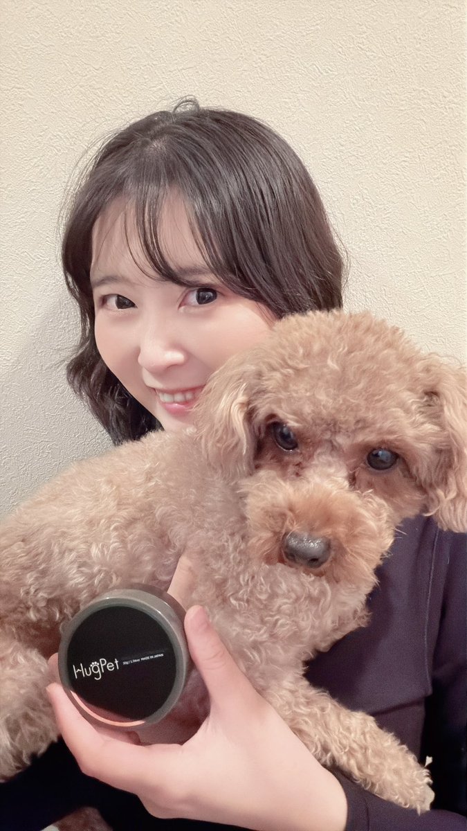 Kurumi19980923's tweet photo. こんにちは🐶🐾

乾燥が気になる季節になってきたので
わんちゃん＆ねこちゃん用の
肉球を保湿＆保護するバームを使ってみたよ✨

らいむは
嫌がることもなくお利口さんに塗らせてくれたよ〜🥰
化学成分不使用で舐めても大丈夫だから安心して使える🤭
オススメです👍

PR @HugPet_official
#hugpet https://t.co/tTVbmxJRqt