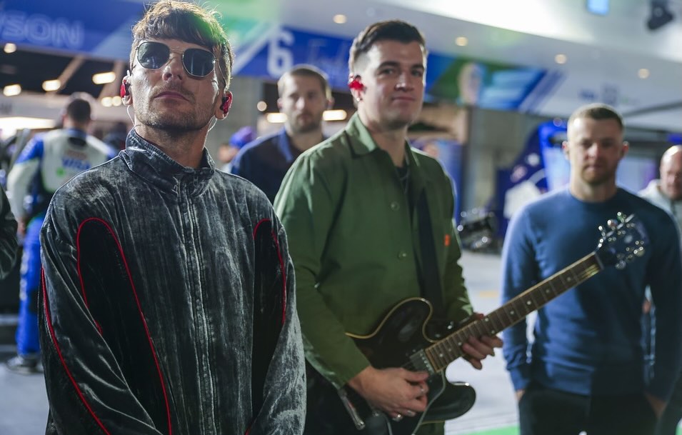 Michael and Zak BLUE-GREENING🤣 

💙💚