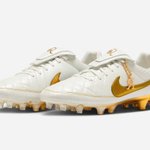 Nike․com 「ロナウジーニョ × ナイキ ティエンポ レジェンド FG