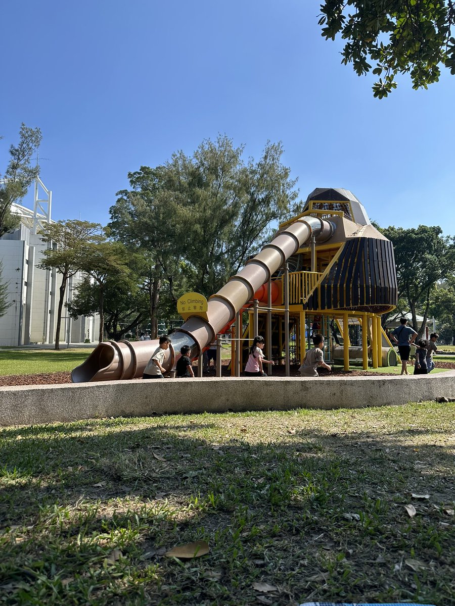 今天是來當保姆的

老婆今天來工作，順便帶小孩來放風

<a href="/Linkpooop/">🌟𝓗𝓤𝓘 🚺⭐️</a> 

#屏東公園 #聯誼交友