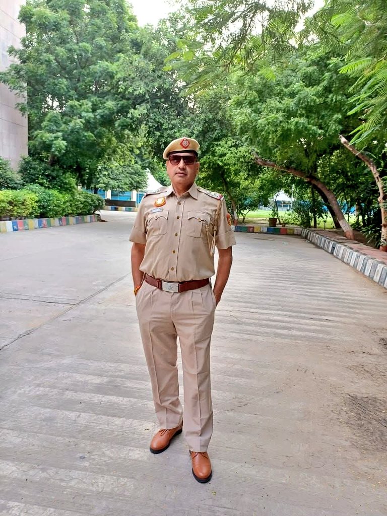 गर्व करो इस वर्दी पर सबको खाकी परिधान नहीं मिलता
बिना किस्मत के ये सर पर ताज और वर्दी का सम्मान नहीं मिलता
बंदूक चलाना हर किसी के बस की बात नहीं

बिना खून पसीना बहाए ये सम्मान नहीं मिलता

#Motivation #motivational