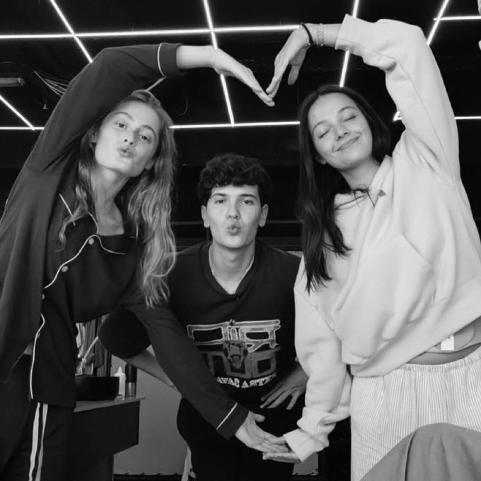 Iamore11's tweet photo. El verdadero espiritu de OT despues de verlos casi tres meses son estas tres personas: trabajadoras, humildes, talentosas, inocentes, ilusiónados, buenos compañeros y sobre todo, buenas personas. #Clovillo #OTDirecto22N #OTDirecto23N https://t.co/cuSHSkGgVl