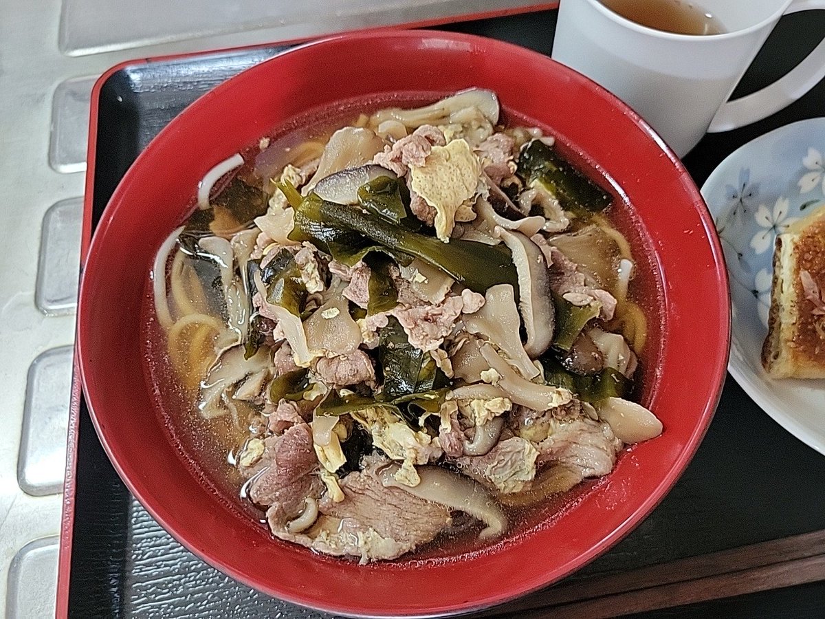 Hide_pfm's tweet image. 本日は休日出勤。利用者さんに昼食を作りました。豚肉きのこうどん、焼き油揚げポン酢かけ。地味だけど美味しいと思います😋