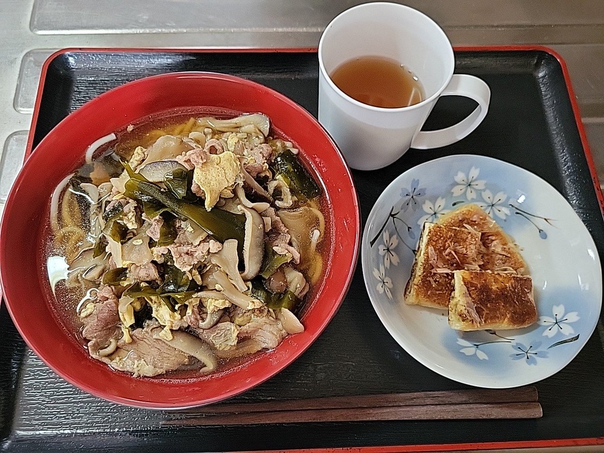 Hide_pfm's tweet image. 本日は休日出勤。利用者さんに昼食を作りました。豚肉きのこうどん、焼き油揚げポン酢かけ。地味だけど美味しいと思います😋
