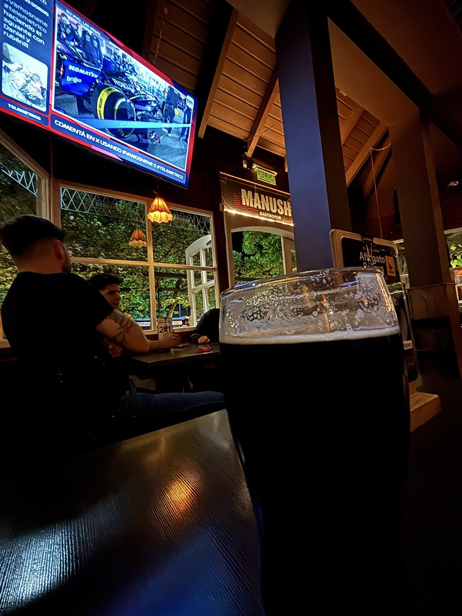 nicogaray38's tweet photo. Desde Bariloche🍻 #VAMOSNENE https://t.co/dyQzc2QaVD