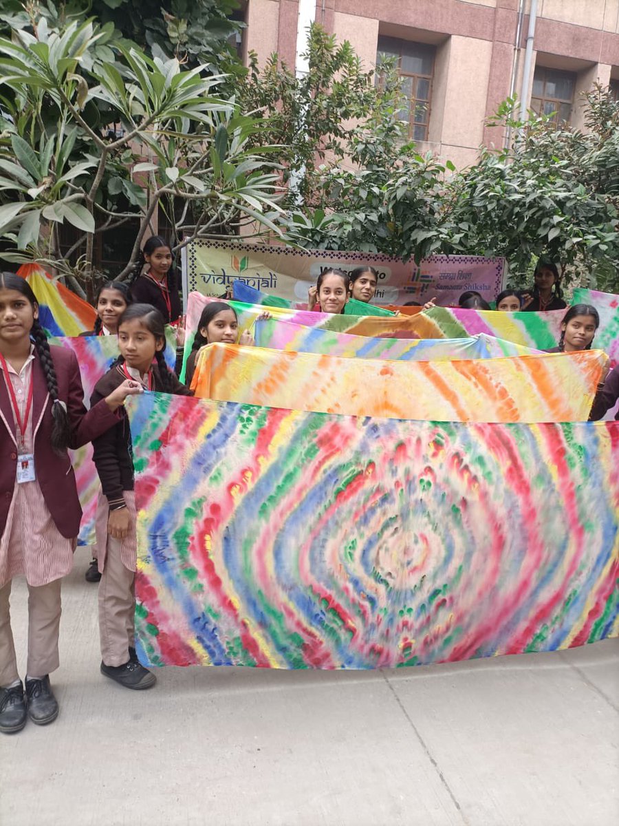 GGSSS Shahbad Daulatpur has conducted Art &amp; Craft ( tie &amp; die ) session under vidyanjali on 22th November 2025 #VidyanjaliUtsavDelhi #5yearofNEP2020 #ABSS2025 #NEP2020 #joinvidyanjali #vidyanjali <a href="/Dir_Education/">DIRECTORATE OF EDUCATION Delhi</a> <a href="/EduMinOfIndia/">Ministry of Education</a> <a href="/vidyanjali_edu/">Vidyanjali</a> <a href="/VidyanjaliDelhi/">Vidyanjali Delhi</a>