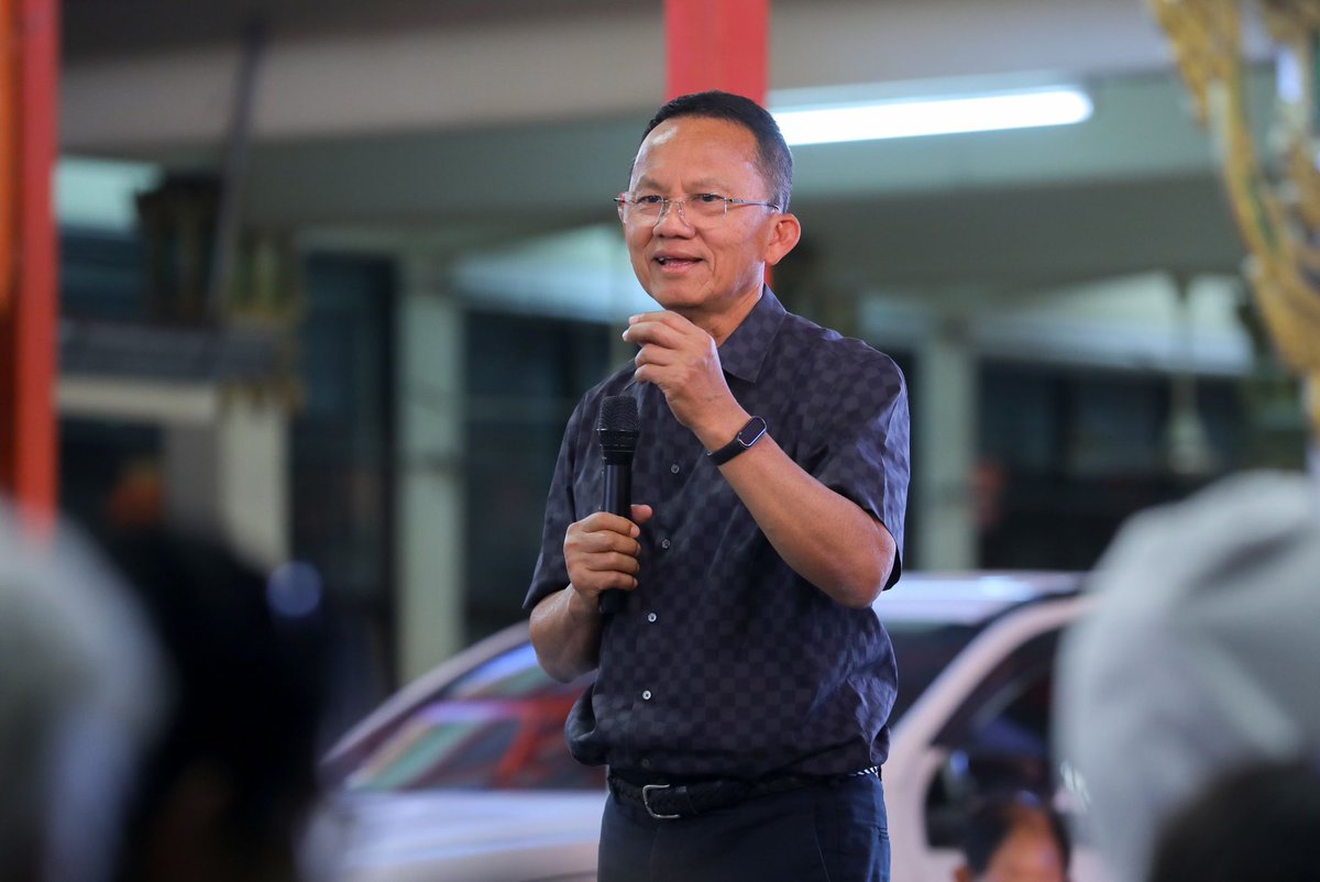 somsakthepsutin's tweet image. วันนี้ ผม พร้อมด้วย นายจิรพงษ์ ทรงวัชราภรณ์ ผู้เสนอตัวลงสมัครเลือกตั้ง สส.นนทบุรี เขต 2 พรรคเพื่อไทย นายสมนึก ธนเดชากุล นายกเทศมนตรีนครนนทบุรี ได้ลงพื้นที่พบปะกับพี่น้องประชาชนที่วัดบางแพรกเหนือ และวัดทินกรนิมิต ต.สวนใหญ่ อ.เมืองนนทบุรี จ.นนทบุรี