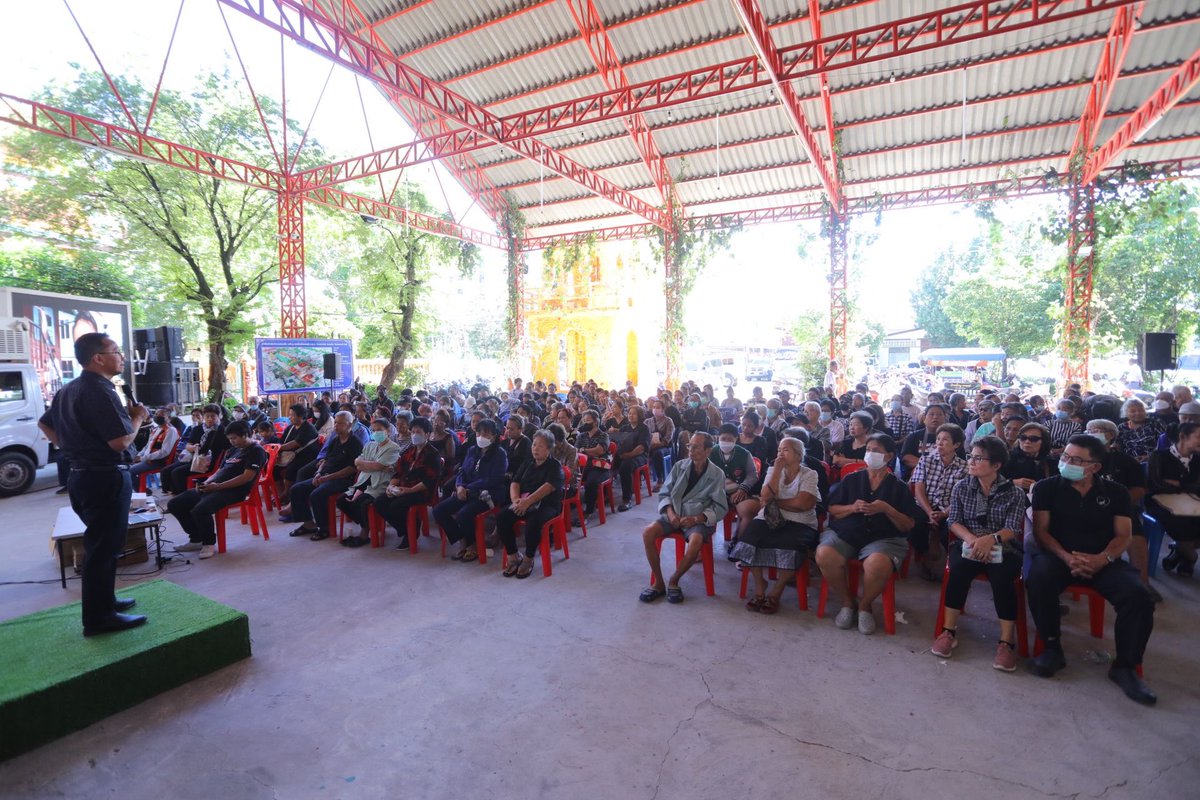 somsakthepsutin's tweet image. วันนี้ ผม พร้อมด้วย นายจิรพงษ์ ทรงวัชราภรณ์ ผู้เสนอตัวลงสมัครเลือกตั้ง สส.นนทบุรี เขต 2 พรรคเพื่อไทย นายสมนึก ธนเดชากุล นายกเทศมนตรีนครนนทบุรี ได้ลงพื้นที่พบปะกับพี่น้องประชาชนที่วัดบางแพรกเหนือ และวัดทินกรนิมิต ต.สวนใหญ่ อ.เมืองนนทบุรี จ.นนทบุรี