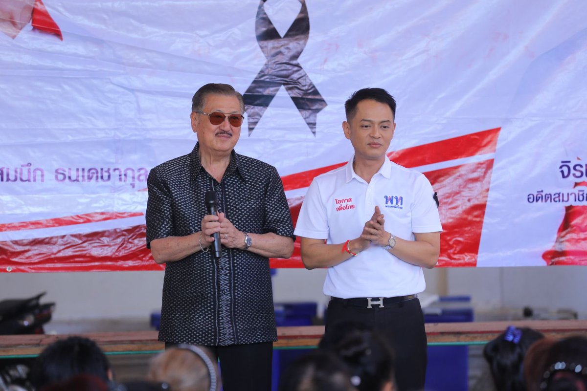 somsakthepsutin's tweet image. วันนี้ ผม พร้อมด้วย นายจิรพงษ์ ทรงวัชราภรณ์ ผู้เสนอตัวลงสมัครเลือกตั้ง สส.นนทบุรี เขต 2 พรรคเพื่อไทย นายสมนึก ธนเดชากุล นายกเทศมนตรีนครนนทบุรี ได้ลงพื้นที่พบปะกับพี่น้องประชาชนที่วัดบางแพรกเหนือ และวัดทินกรนิมิต ต.สวนใหญ่ อ.เมืองนนทบุรี จ.นนทบุรี