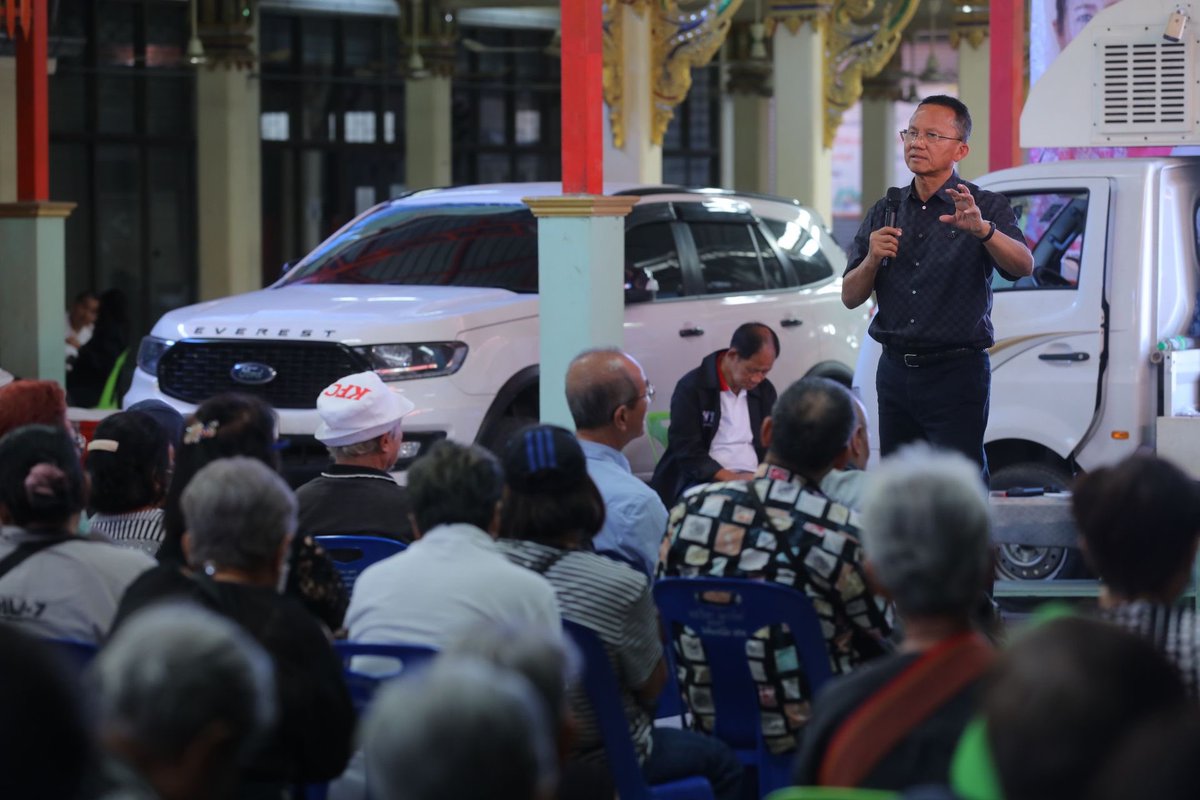 somsakthepsutin's tweet image. วันนี้ ผม พร้อมด้วย นายจิรพงษ์ ทรงวัชราภรณ์ ผู้เสนอตัวลงสมัครเลือกตั้ง สส.นนทบุรี เขต 2 พรรคเพื่อไทย นายสมนึก ธนเดชากุล นายกเทศมนตรีนครนนทบุรี ได้ลงพื้นที่พบปะกับพี่น้องประชาชนที่วัดบางแพรกเหนือ และวัดทินกรนิมิต ต.สวนใหญ่ อ.เมืองนนทบุรี จ.นนทบุรี