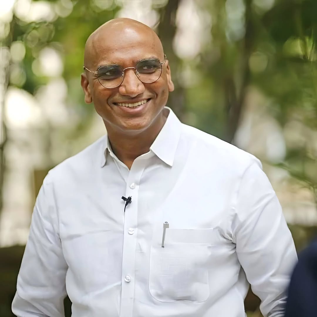 makili_vijay's tweet image. *ఇన్నోవేటివ్ పద్ధతులు: RSP సార్ గారు సాంప్రదాయ విద్యా విధానాలకోసం ఆధునిక, సృజనాత్మక పద్ధతులను ప్రవేశపెట్టారు. 
#HappyBirthdayRSP 
#PrathigynaDiwas 
@RSPraveenSwaero