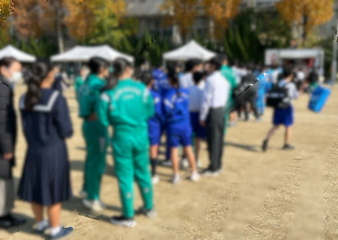 momoiromegapho's tweet photo. オイオイ、ちょっと待て！！　埼玉の
「川口市立 芝東中学校」は学校行事に
不法滞在で仮放免中の社長や従業員がやってるアラスケバブや、迷惑駐車等でさんざん問題になってるハッピーケバブを出店させてんのかよ！？　しかも 毎年だと！？　
中学生にケバブ買わせて、半ば強制的にクルド人を支援させてんのか！？　何だ！この学校は！？　
PTAは、何してんだよ！？　まさか 芝東中学校のPTAに不法滞在者の支援者や左翼活動家がいるのか！？　
おいおい、コレ大問題だろ！！　川口市の教育委員会は、このこと知ってんのか？　明日､報告だな。
ARAS KEBAB　Happy KEBAB
https://t.co/eejFCl5vFh