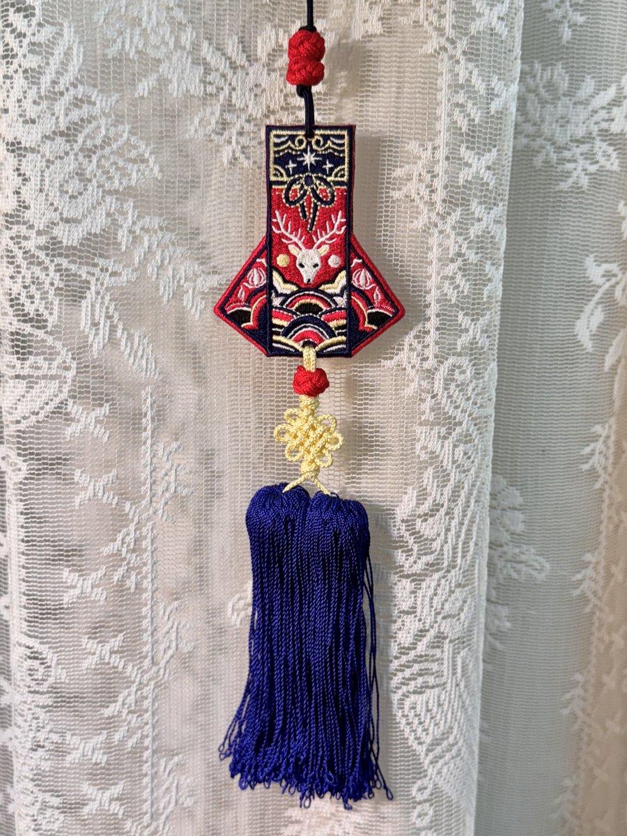 kotale_'s tweet image. 꽃타래 노리개 중 겨울 그리고 크리스마에 찰떡인 아이들.
🌝🎄✨
단청 벌새 / 눈꽃 동백 / 사슴 귀주머니 / 허상 나비