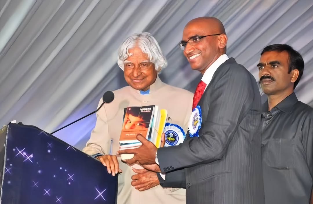 makili_vijay's tweet image. ఇన్నోవేటివ్ పద్ధతులు: RSP సార్ గారు సాంప్రదాయ విద్యా విధానాలకోసం ఆధునిక, సృజనాత్మక పద్ధతులను ప్రవేశపెట్టారు. 

#HappyBirthdayRSP 
#PrathigynaDiwas 
@RSPraveenSwaero