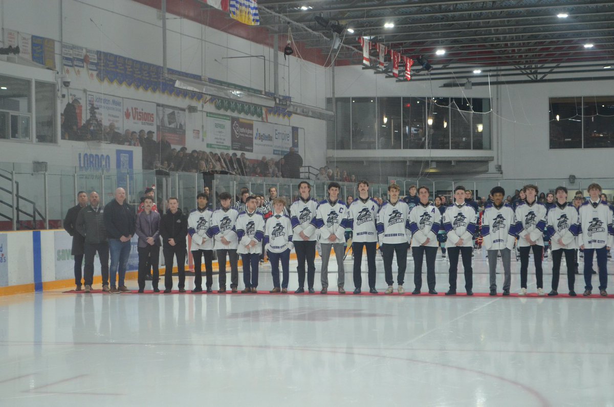 Brothers shoulder to shoulder for Martin Hak and not an empty seat in the building. 
The Cam Crammed for Hakker! 
A night that will be remembered forever! 
📸 - Gracie Lagrange