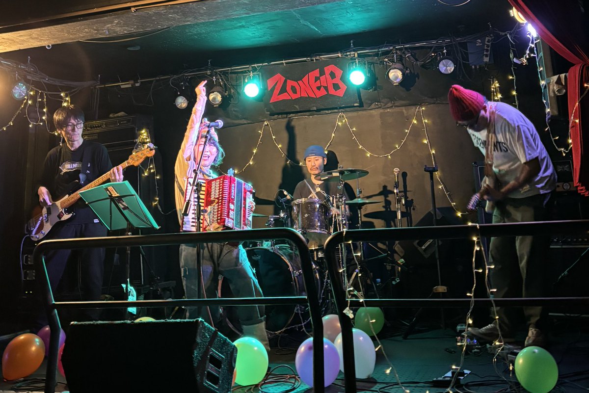 今月のライブ日記その2
おもちゃみたいにかわいいソフビス
風船似合うし、指を鳴らしてパチンパチンとか特にかわいいぞう！！