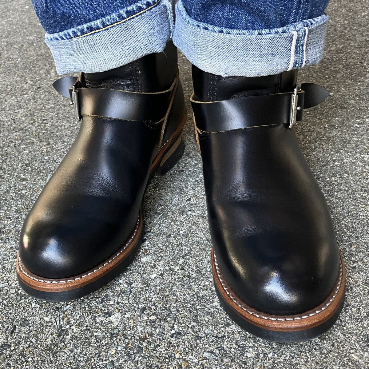 kabachan1022's tweet photo. エンジニアブーツ2966を履いています。
結局、120周年の刻印は入れずじまいです。いいなぁとは思ったんですが、何というか出来るだけオリジナルを保ちたいタイプなんで（あくまで個人の考えです）。とはいえ、本革の積み革のヒールに替えたいとか考えている。要は天邪鬼なんです笑
#レッドウィング https://t.co/I8AoO14F4j