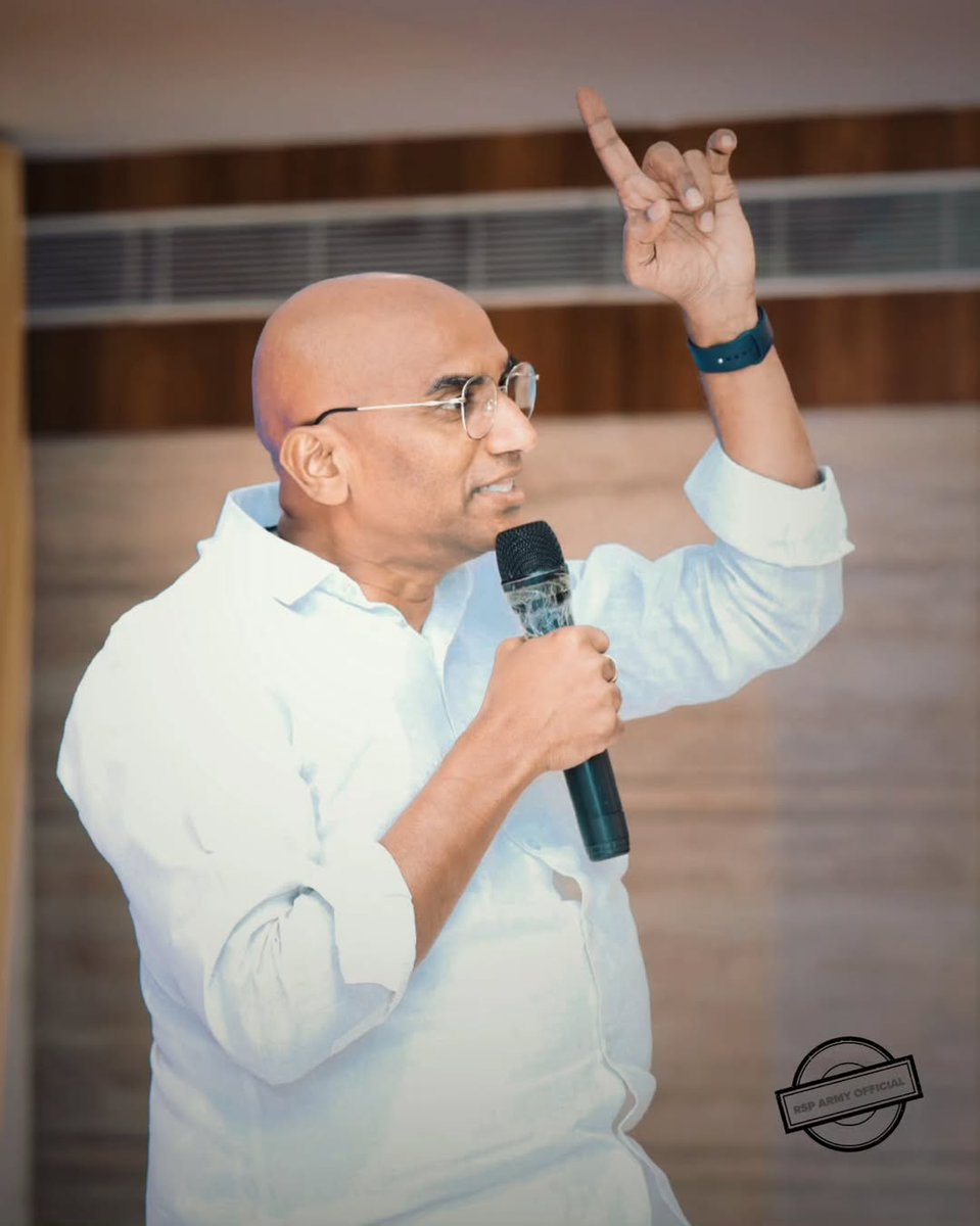 makili_vijay's tweet image. *ఇన్నోవేటివ్ పద్ధతులు: RSP సార్ గారు సాంప్రదాయ విద్యా విధానాలకోసం ఆధునిక, సృజనాత్మక పద్ధతులను ప్రవేశపెట్టారు. 
#HappyBirthdayRSP 
#PrathigynaDiwas 
@RSPraveenSwaero