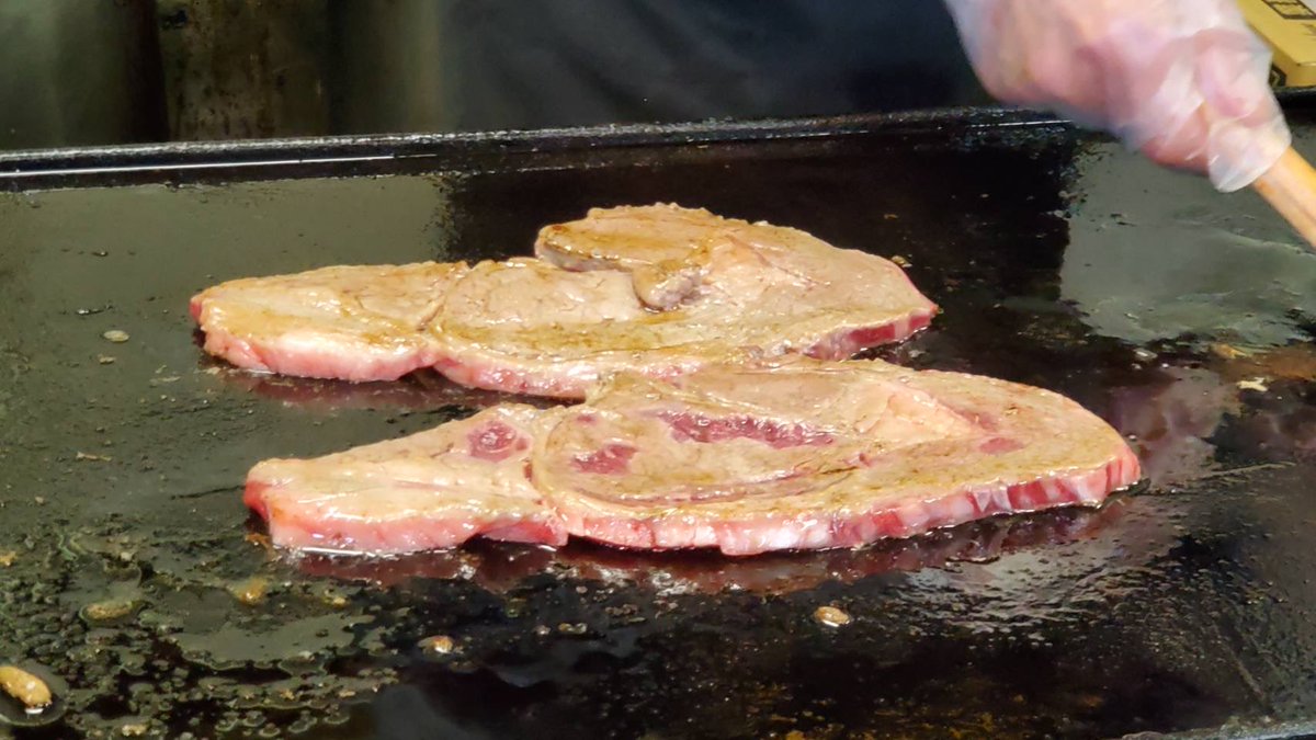 annindoufu_u_'s tweet image. 素敵な
すてきな
すてーきな
ステーキ、な

素敵なステーキ祭り13時からスタート

北海道産牛が150名様に！！
未確定馬券500円ご提示いただくとプレゼント😆