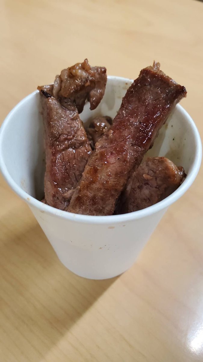 annindoufu_u_'s tweet image. 素敵な
すてきな
すてーきな
ステーキ、な

素敵なステーキ祭り13時からスタート

北海道産牛が150名様に！！
未確定馬券500円ご提示いただくとプレゼント😆